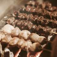 焼鳥には明治５年から養鶏業を生業とする「とりすえ」が作り出したオリジナルブランド『京紅地鶏』を使用しいています。上質な脂の旨味、味の深さ、適度な柔らかさと歯応えは食べ比べて頂くと格別の美味しさです。