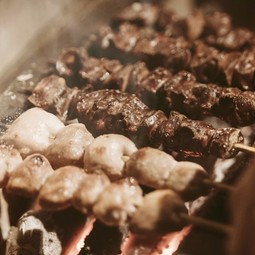 良質な素材をシンプルに味わう『炭火焼き鳥』