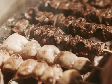 良質な素材をシンプルに味わう『炭火焼き鳥』