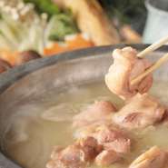 錦爽（きんそう）どりの驚くほどに柔らかく、ふわっとした食感が、ガラを9時間煮込み旨味とエキスを凝縮させた超濃厚スープとよく合います。