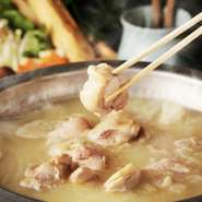 錦爽（きんそう）どりの驚くほどに柔らかく、ふわっとした食感が、ガラを9時間煮込み旨味とエキスを凝縮させた超濃厚スープとよく合います。