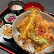 旬野菜と鶏の天ぷらを甘辛のたれと温玉でお召し上がりいただく「親子」天丼です。

