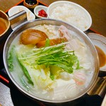 美神鶏自慢の濃厚水炊き定食を一人で気軽にお召し上がりいただけます！一人用のお鍋でご提供いたしますので、熱々をおたのしみください！

