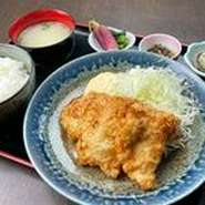 水炊きでも使用している銘柄地鶏「錦爽鶏」を大きめサイズで
揚げた食べ応えのある定食です。
※なんと、、、揚げ鶏は一枚追加無料です！！