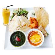 ・サラダ・パパド・チーズナン・ライス・ほうれん草チキンカリー・キーマエッグカリー・骨なしタンドリーチキン・シシカバブ・ドリンク（ラッシー又はマンゴーラッシー又はコーヒー又はチャイ）