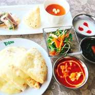 ・前菜・サラダ・２種の選べるカリー(チキン又はエビ又はほうれん草チキン又はキーマエッグ又は豆)・ナン(プレーン又はガーリック又はチーズ又はほうれん草又はバターハーブ又はゴマ又はライス)・デザート・ドリンク