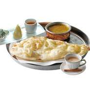 ・前菜・プレーンナン・豆カリー又はチキンカリー・ドリンク（ラッシー又はマンゴーラッシー又はチャイ又はコーヒー）