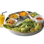 ・サラダ・スープ・キーマエッグカリー・チキンカリー・ほうれん草ナン・ビリヤニ・ドリンク（ラッシー又はマンゴーラッシー又はチャイ又はコーヒー）