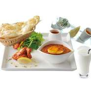 ・前菜・サラダ・プレーンナン・キーマエッグカリー・骨なしタンドリーチキン・ドリンク（ラッシー又はマンゴーラッシー又はチャイ又はコーヒー）