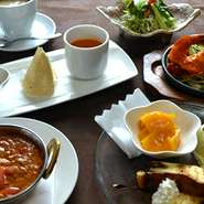 ・前菜プレート・サラダ・カリー（メニューから選べます）・ナン（メニューから選べます）・デザート・コーヒー