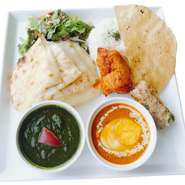 ・サラダ・パパド・チーズナン・ライス・ほうれん草チキンカリー・キーマエッグカリー・骨なしタンドリーチキン・シシカバブ