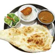 ・サラダ・チキンカリー・プレーンナン・ライス・骨なしタンドリーチキン