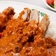ライスもございます。ボリュームたっぷりのカツカレーセットはランチでも大好評！