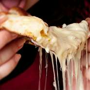 プレーンナン・チーズナン・ほうれん草ナンなど、全9種類！　中でも人気はチーズナン・ガーリックナン！