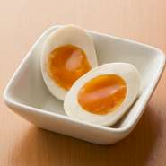 秘伝のタレで味付けした半熟玉子です。