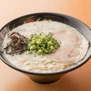 旨みやコクは強くだしながら油を控えることですっきりとした印象に仕上げた一幸舎渾身の一杯です。