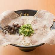 スープを覆う4枚の大振りの肩ロースチャーシューは濃厚なスープとの相性抜群。