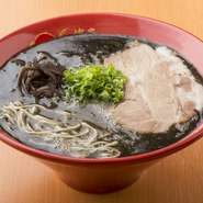 焦がしニンニクの苦味を抑え、マイルドな口当たりに仕上げた自家製の黒マー油がアクセントになった一杯。