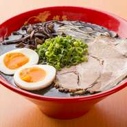 黒ラーメンに半熟玉子も付いた贅沢な一杯。