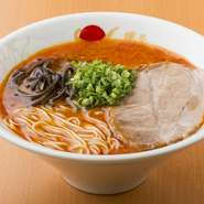 濃厚な豚骨スープに特製スパイスの辛さが加わった真っ赤なスープ！　暑い季節にもぴったり！