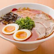 赤ラーメンに半熟玉子も付いた贅沢な一杯。