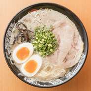 博多の歴史・文化を知る職人が作る
本物の博多豚骨ラーメン