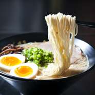 スープには大量の九州の豚頭や背骨、丸骨を血抜きして臭みをとるために下茹でをし、それから頻繁に骨とスープを入れかえながら味と旨みを調整している。