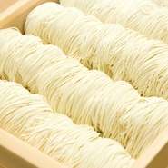 温度や湿度、その日の天候によって水の量を変え、管理も調節し、完成した麺の現場管理も徹底的に行い麺の取り扱いも重要視している。