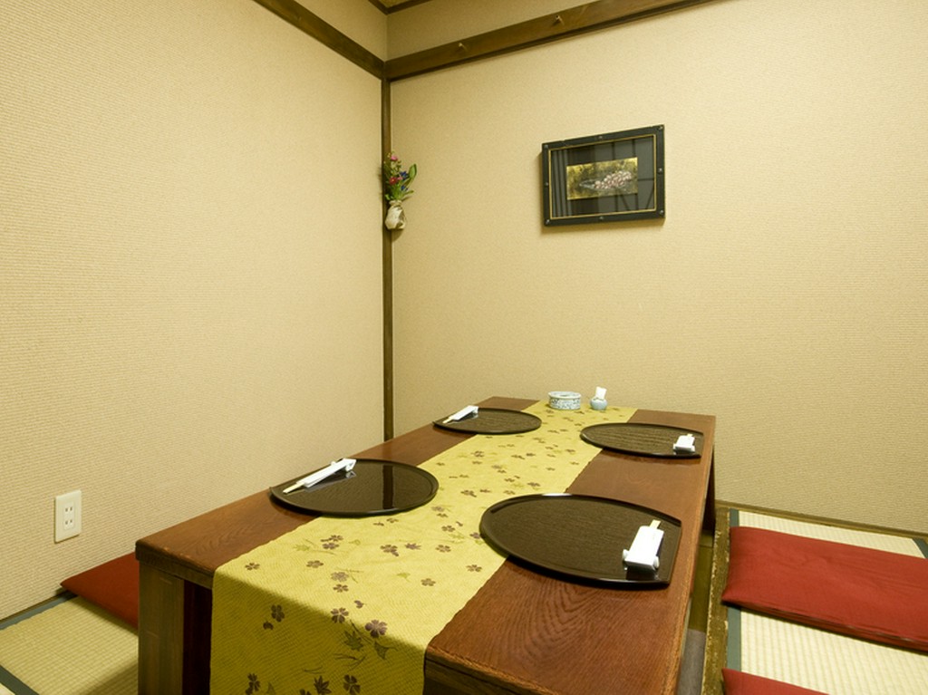 ゆっくりとお食事できるお部屋も完備しております。