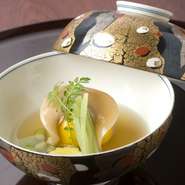 贅沢食材をふんだんに使用した逸品が美しく並ぶコースをぜひご賞味ください。