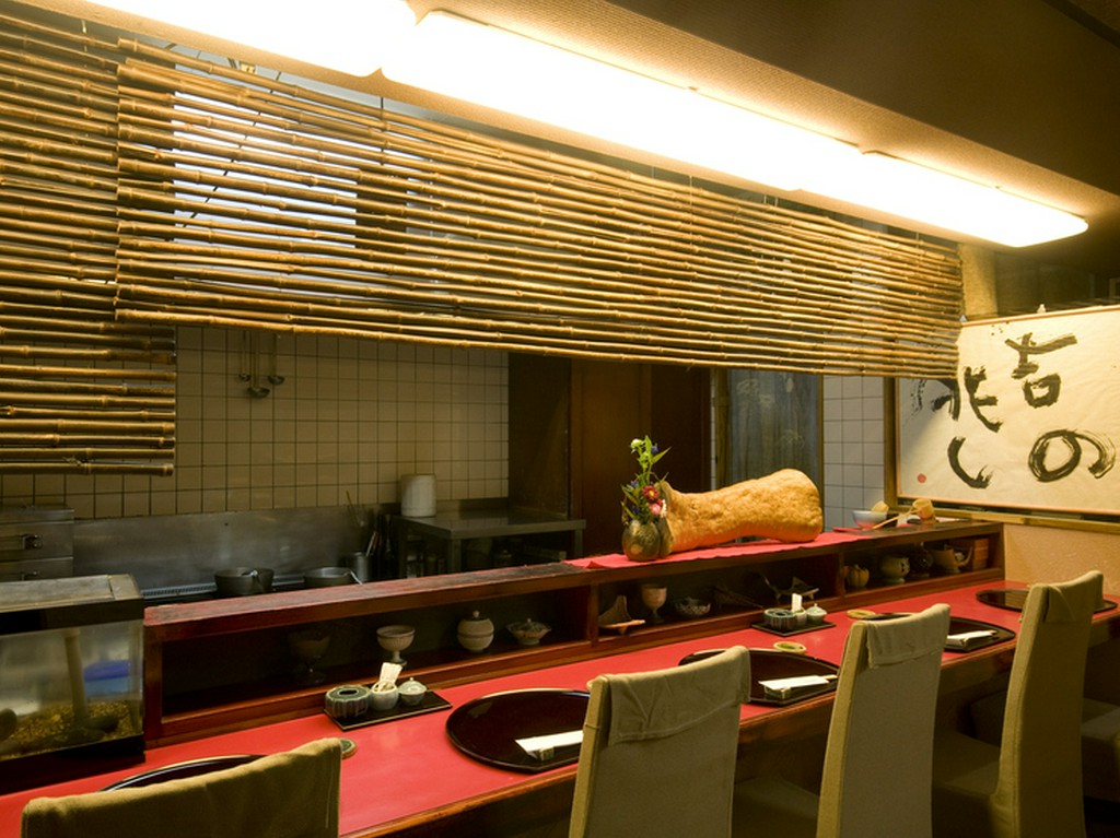 職人技を目の前で楽しめるカウンター席も