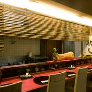 匠の技を眺めながら美味しい料理に舌鼓。贅沢で優雅な時間の過ごし方をぜひお楽しみください。
