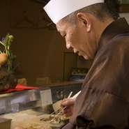 『大胆に繊細に』と話してくれたオーナー：崎川さん。華やかでインパクトのある料理の数々を創りだせるのは崎川さんの感性から出る賜。固まった考えだけでなく、ファッションのように季節や彩り、個性を感じられるよう、崎川さん自身が心から料理を楽しんでいると一言。一品一品に込められた思いをぜひ感じてください。