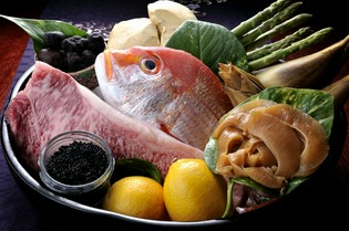 季節ごとに厳選した高級食材でつくる豪華な料理を提供