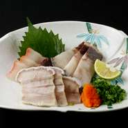 長崎では　昔から冠婚葬祭には鯨は食べられて
いました。
近年では　調査捕鯨でしか取れなくなり
貴重な食べ物です。