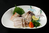 長崎では　昔から冠婚葬祭には鯨は食べられて
いました。
近年では　調査捕鯨でしか取れなくなり
貴重な食べ物です。