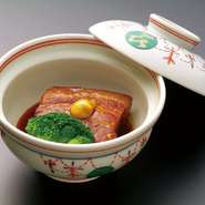 昔ながらの豚バラ肉の皮付きにこだわり　
6時間かけて　炊き上げ　一晩鍋に入れたまま
味を含ませました。