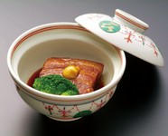 昔ながらの豚バラ肉の皮付きにこだわり　
6時間かけて　炊き上げ　一晩鍋に入れたまま
味を含ませました。