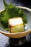 クリームチーズを西京味噌に漬け込んで　こんがりやきあげました。
