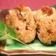 県の新作展で奨励賞をいただきました１品です。
炊き立てご飯に角煮の汁と角煮・牛蒡・人参・椎茸を
入れておにぎりにしました。