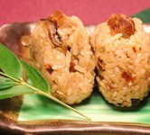 県の新作展で奨励賞をいただきました１品です。
炊き立てご飯に角煮の汁と角煮・牛蒡・人参・椎茸を
入れておにぎりにしました。
