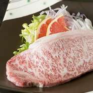 サシの美しさに定評のある長崎牛を使用したステーキ。塩コショウでシンプルに味付け、山葵も合います。