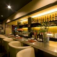 誰に気遣うこともなく、ゆっくりとした時間をひとりで愉しむ･･･カウンターはそんな一人遊び上手な大人が嗜むには最適です。一日の終りを美味しい料理とお酒で贅沢な時間を過ごす、そんなご褒美はいかがですか？