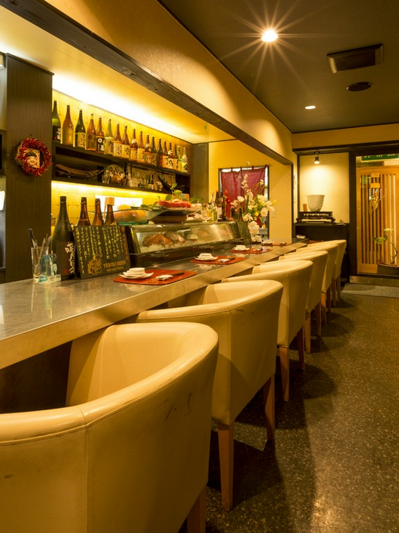 程よい照明と高級感溢れる店内はデートのお食事に最適。
