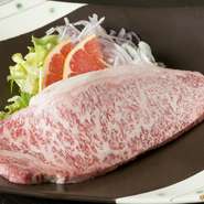 サシの美しさに定評のある長崎牛を使用したステーキです。塩コショウでシンプルに味付け