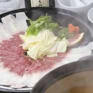 ジューシーなお肉をポンズのお味でさわやかに。クジラの旨味がギュッと凝縮した贅沢な一品です。