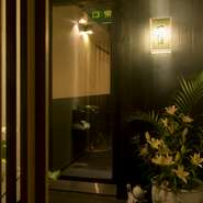 招き猫がお出迎えいたします。