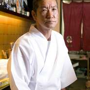 「新鮮さを第一にしているので、お客様から注文を受けてから作ります。何でもおまかせください。」
長崎のホテルで料理長も勤めた経験もあるオーナー兼料理長の福嶋さん。その季節の旬な食材でお客様からのリクエストにも対応できるのは、日本料理歴30年の腕があるからこそ。美しい器に彩りよく盛られた見た目も美しい技は、和でありながらまるでフレンチ。ぜひ、おまかせの新たな発見を愉しんでみてください。