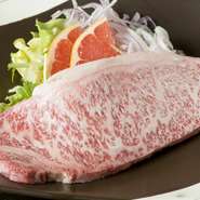 サシの美しさに定評のある長崎牛を使用したステーキです。ボリュームはたっぷり食べていただきたいので200g。2人で食べてちょうど良いくらいあります。塩コショウでシンプルに味付け、山葵も合います。