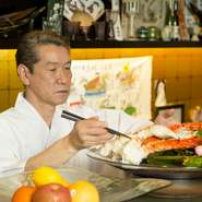 新鮮さを第一にしているので、お客様から注文を受けてから作ります。ここに来たい、というお客様に選ばれる店であり続けたいと思っています。美味しかったと言われる一品をつくりたいと日々思っています。